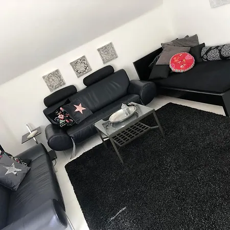 Apartment Bel Art Etage Mit Grossem Parkplatz